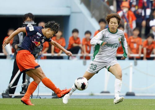 大宮－日テレ東京V　延長後半、途中出場したテレ東京V岩清水(右)