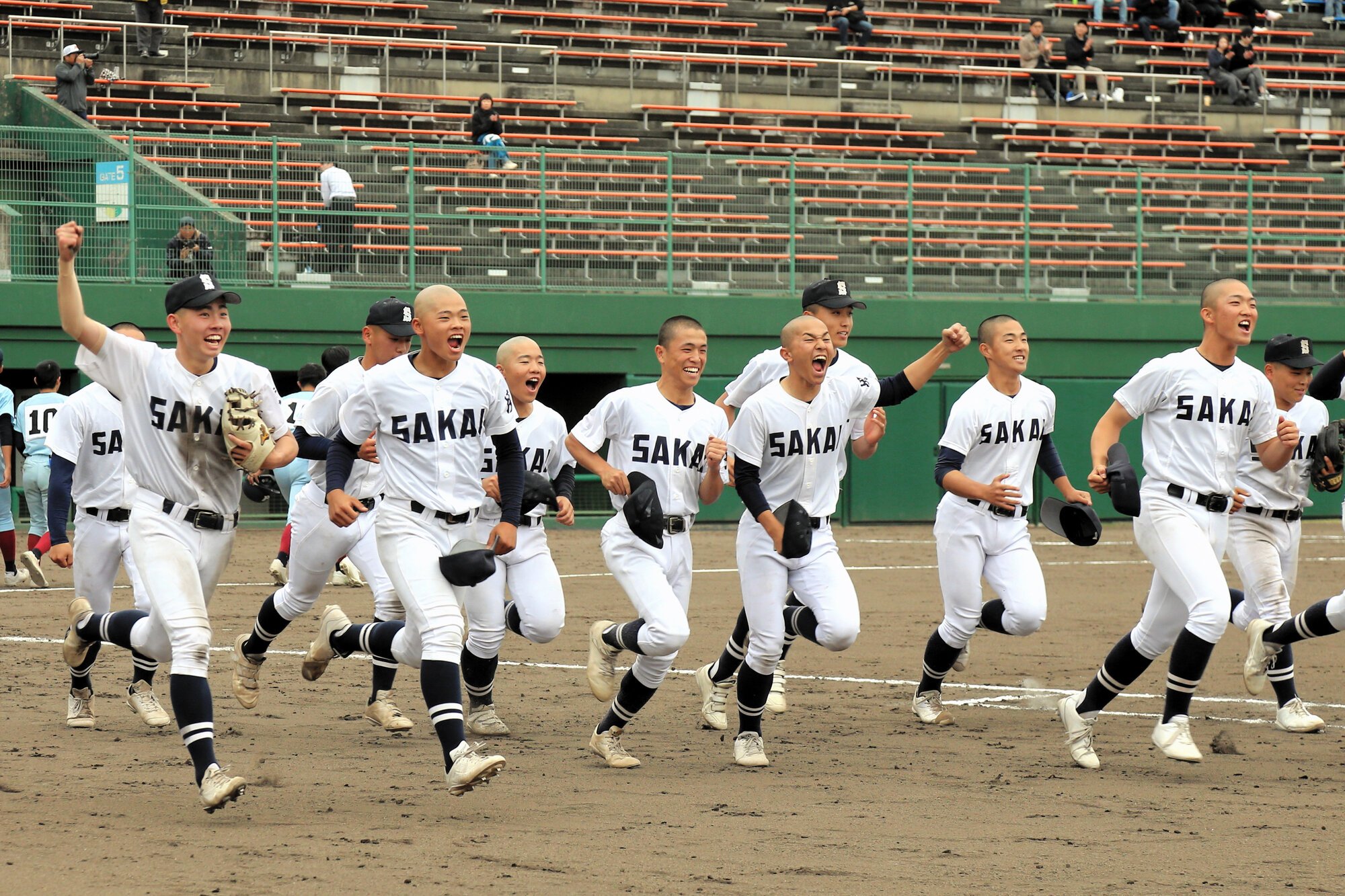 23年ぶり8回目の優勝を決め、喜ぶ境の選手たち=2026年4月29日午後3時46分、どらドラパーク米子市民、山田一仁さん撮影