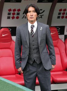 浦和対川崎F　この試合から指揮を振るう浦和田中達也暫定監督(撮影･たえ見朱実)