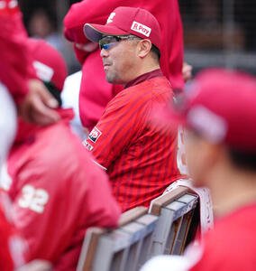 ロッテ対楽天　ベンチから試合を見守る楽天三木肇監督(撮影･鈴木みどり)