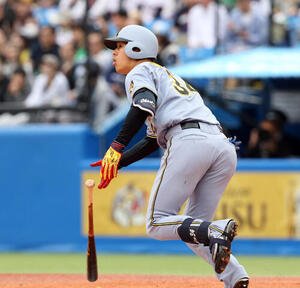 ヤクルト対阪神　3回表阪神2死一塁、岡城快生はプロ初安打とbなる先制適時二塁打を放つ(撮影･浅見桂子)