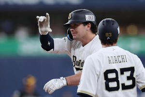オリックス対ソフトバンク　8回裏オリックス無死二、三塁、逆転の中前2点適時打を放ちポーズをとるボブ･シーモア(撮影･前田充)