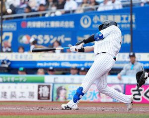 ロッテ対楽天　4回裏ロッテ1死、ソロ本塁打を放つ井上広大(撮影･鈴木みどり)