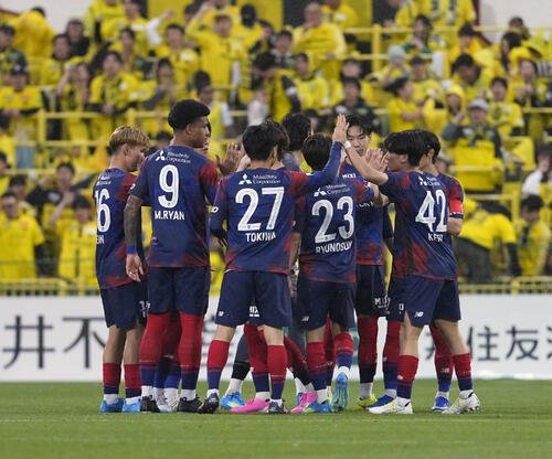 後半、円陣を組むFC東京の選手たち(撮影･小島史椰)