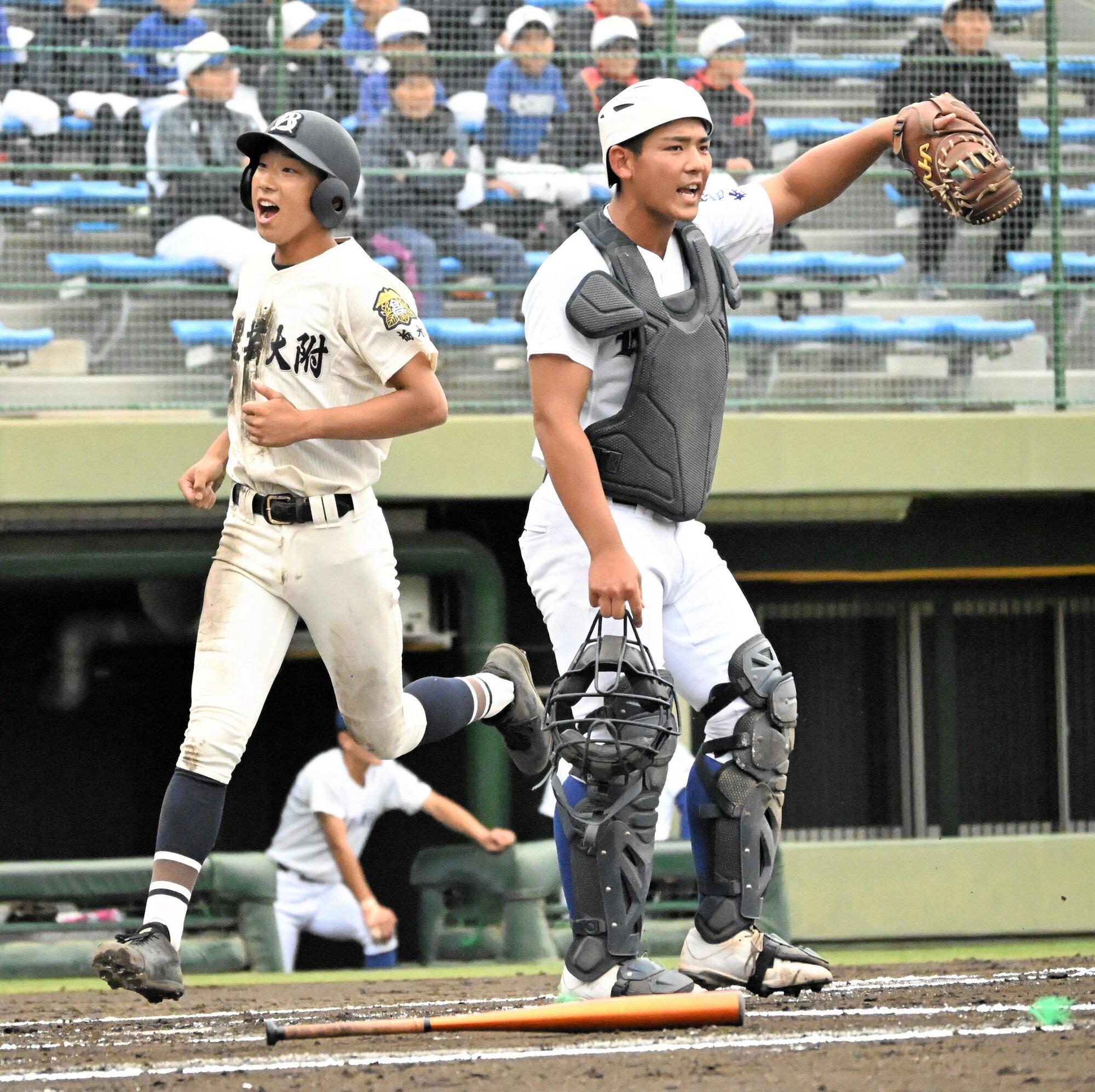 文星芸大付―白鷗大足利準々決勝　文星芸大付1回、蛭田詩音の適時打で増渕陸(写真左)が生還して先取点を挙げる。捕手平林優斗=2026年4月29日、エイジェックスタジアム、津布楽洋一撮影