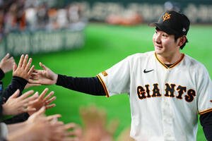 巨人対広島　試合後、ファンとタッチを交わす巨人竹丸和幸(撮影･江口和貴)