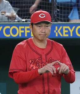 巨人対広島　5回裏巨人1死一塁、リクエストを要求する新井貴浩監督(撮影･河田真司)