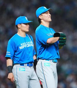 西武対日本ハム　5回裏西武無死一塁、源田壮亮のバントを一塁へ送球もロドルフォ･カストロが失策し苦笑いの達孝太(右)(撮影･垰建太)