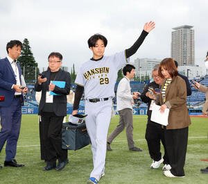 ヤクルト対阪神　3度目完封勝利でファンに手を振る高橋遥人(撮影･浅見桂子)