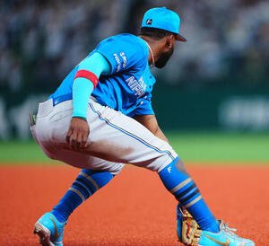 西武対日本ハム　5回裏西武無死一塁、達孝太からの送球を逸らすロドルフォ･カストロ(撮影･垰建太)