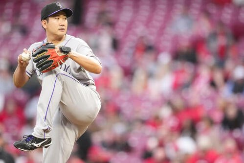 レッズ戦の5回、投球するロッキーズの菅野智之(AP)
