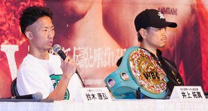 会見に臨むWBC世界バンタム級王者の井上拓真(左)と挑戦者の井岡一翔(撮影･鈴木みどり)
