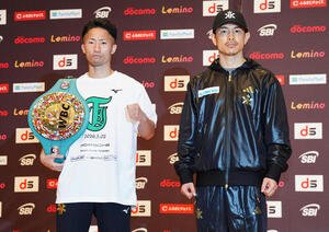 フォトセッションに臨むWBC世界バンタム級王者の井上拓真(左)と挑戦者の井岡一翔(撮影･鈴木みどり)