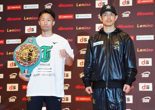 フォトセッションに臨むWBC世界バンタム級王者の井上拓真(左)と挑戦者の井岡一翔(撮影･鈴木みどり)