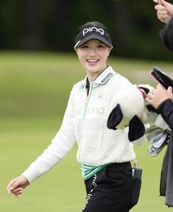 NTTドコモビジネスレディス　第1日　9番、2打目を放ち笑顔を見せる松原柊亜