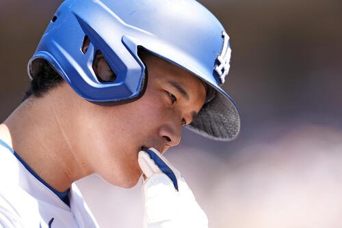 ドジャース9回1死満塁、一塁走者の大谷翔平はフリーマンの一塁ゴロでタッチアウト(AP)