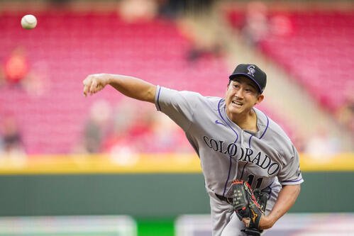 レッズ戦で力投するロッキーズ菅野智之(AP)