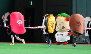 巨人対広島　4回表終了後の｢すしレース｣はウニ(中央)が制する(撮影･江口和貴)