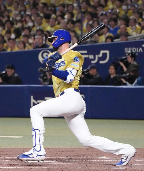 中日対DeNA 5回裏中日2死二塁、適時打を放つカイル･マラー(撮影･森本幸一)