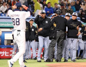 ヤクルト対阪神　8回表阪神1死一塁、森下翔太が高めの球をよけて四球で出塁すると、ベンチから飛び出した藤川球児監督(中央)は代走を告げ、コーチ陣を制し池山隆寛監督に言葉をかける(撮影･浅見桂子)
