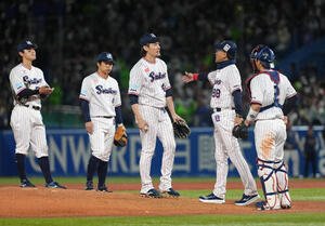 ヤクルト対阪神　7回、ヤクルト高梨裕稔(中央)の交代を告げねぎらう池山隆寛監督(右から2人目)(撮影･足立雅史)