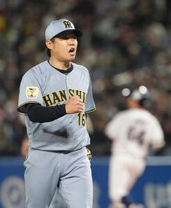 ヤクルト対阪神　5回裏ヤクルト2死二塁、岩田幸宏を遊飛に仕留めガッツポーズする西勇輝(撮影･足立雅史)