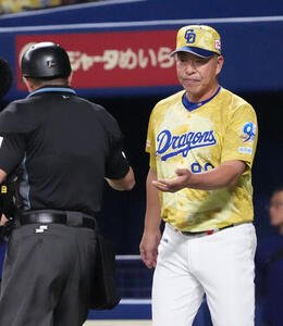 中日対DeNA 7回表DeNA1死一、二塁、井上一樹監督(右)は投手交代を告げる(撮影･森本幸一)