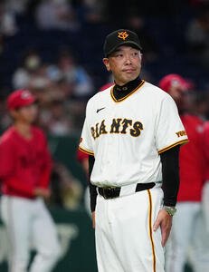 巨人対広島　試合後、あいさつする巨人阿部慎之助監督(撮影･江口和貴)