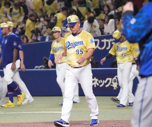 中日対DeNA　試合終了、井上一樹監督(中央)はDeNAに敗れ、整列に向かう(撮影･森本幸一)