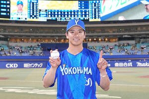 中日対DeNA　ヒーローインタビューを終え勝利球を手にポーズを決める篠木健太郎(撮影･森本幸一)