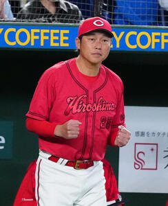 巨人対広島　6回表途中、選手交代を告げる広島新井貴浩監督(撮影･江口和貴)