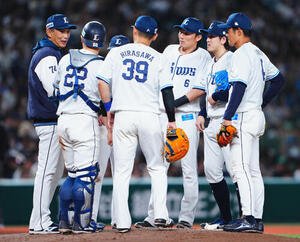 西武対日本ハム　8回表日本ハム1死満塁、隅田知一郎(右から2人目)の交代を告げる西口文也監督(左)(撮影･垰建太)