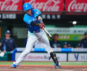 西武対日本ハム　2回表日本ハム2死、右前打を放つ野村佑希(撮影･垰建太)