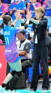 今季初勝利を挙げ、主将の栄絵里香(左)を迎えるSAGA久光の中田久美監督＝2025年10月19日