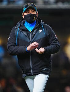 西武対日本ハム　　投手交代を告げる日本ハム新庄剛志監督(撮影･垰建太)