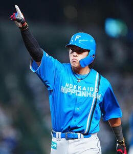 西武対日本ハム　　11回表日本ハム1死一、三塁、適時打を放ちベンチナインを指さす野村佑希(撮影･垰建太)