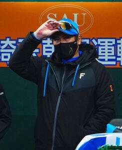 西武対日本ハム　　戦況を見つめる日本ハム新庄剛志監督(撮影･垰建太)