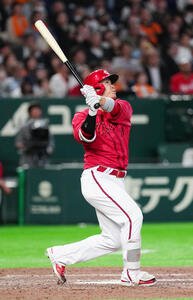 巨人対広島　8回表広島2死一、二塁、3点本塁打を放つ坂倉将吾(撮影･江口和貴)