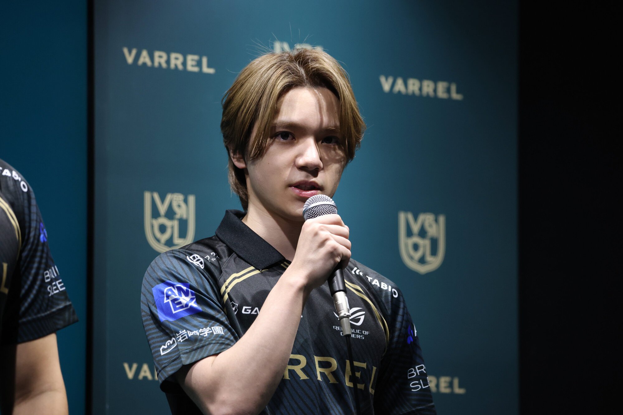 プロチームへの所属を発表し、イベントに登壇した宇野昌磨さん(右)=2026年5月1日午前10時9分、東京都江東区、西岡臣撮影