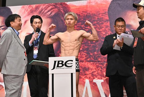 計量をクリアしポーズを決める田中将吾(撮影･滝沢徹郎)