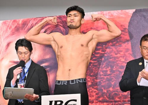 計量をクリアしポーズを決める森脇唯人(撮影･滝沢徹郎)