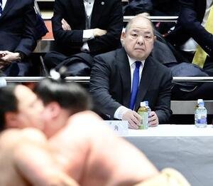 稽古を見守る八角理事長(撮影･河田真司)