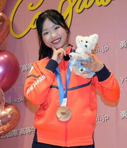 中井亜美オリンピック祝賀会　決めポーズをする中井亜美(撮影･小島史椰).