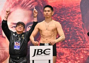 計量をクリアしポーズを決める井岡一翔(撮影･滝沢徹郎)