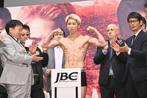 計量をクリアしポーズを決める井上尚弥(撮影･滝沢徹郎)