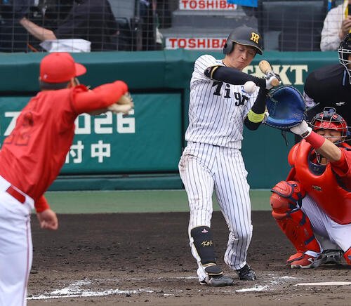 2026年4月26日、死球を受ける阪神近本
