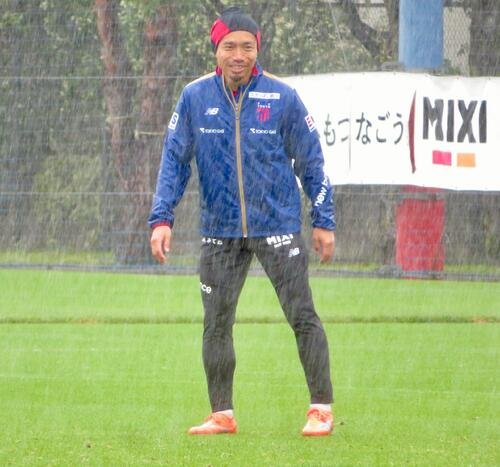 川崎フロンターレ戦に向けて調整するFC東京DF長友佑都