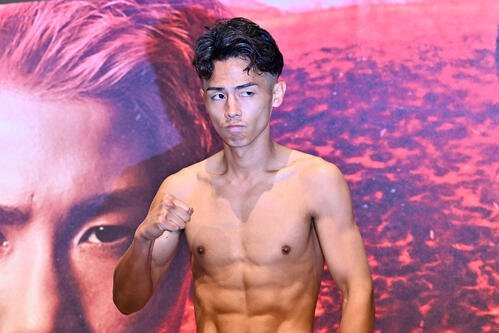 計量をクリアしポーズを決める武居由樹(撮影･滝沢徹郎)