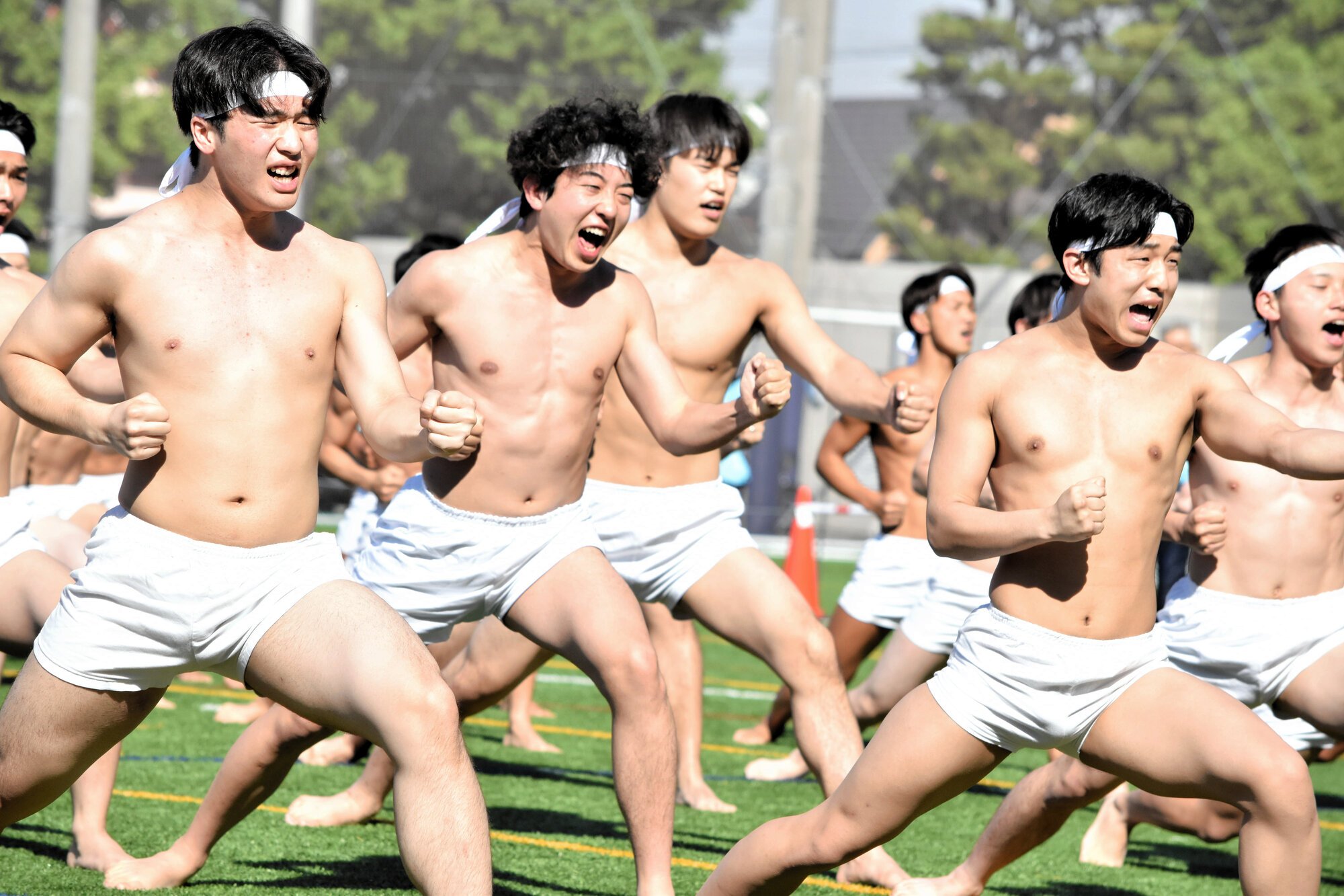 エッサッサを100周年イベントで実演する日本体育大学の学生たち=東京都世田谷区、中小路徹撮影