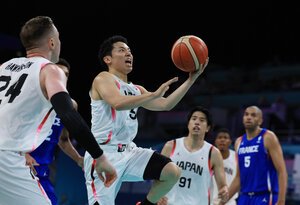 パリ五輪のフランス戦でプレーする河村勇輝(中央)